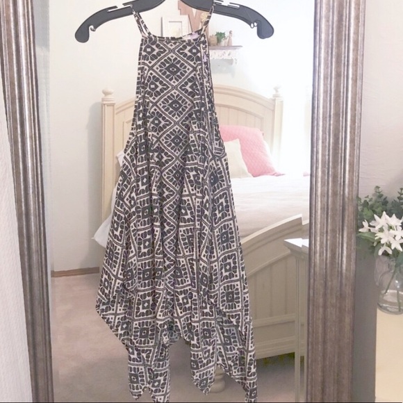 Francesca’s Flowy Tank - Picture 1 of 5